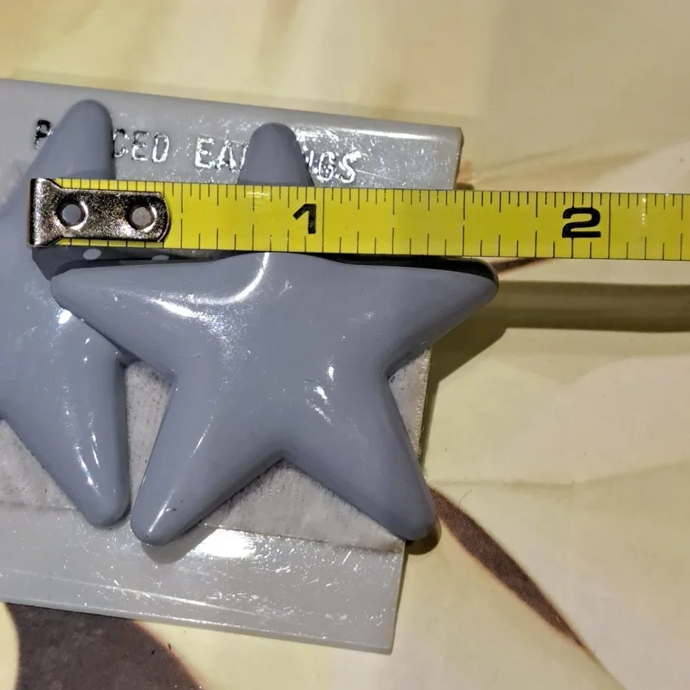 ๐6/$10 Star Earrings - Picture 3 of 5